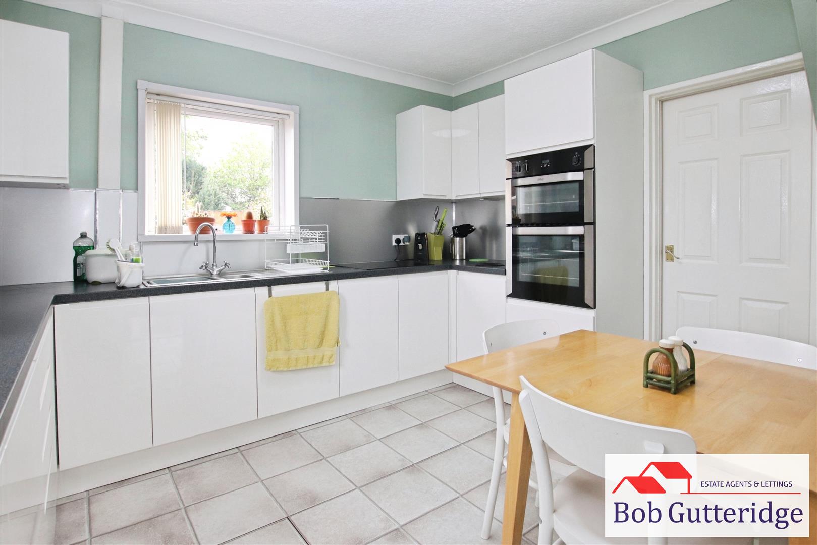 FITTED KITCHEN / DINER